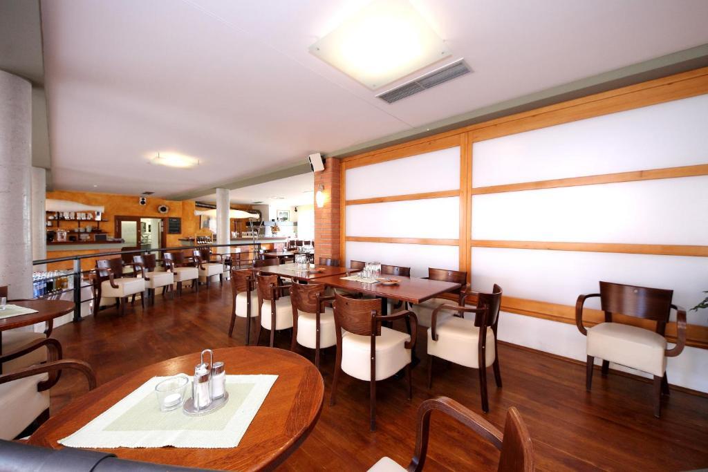 Hotel S-Centrum Benesov  Ngoại thất bức ảnh