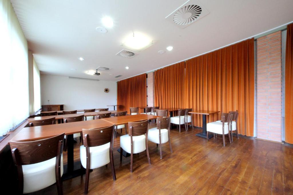 Hotel S-Centrum Benesov  Ngoại thất bức ảnh